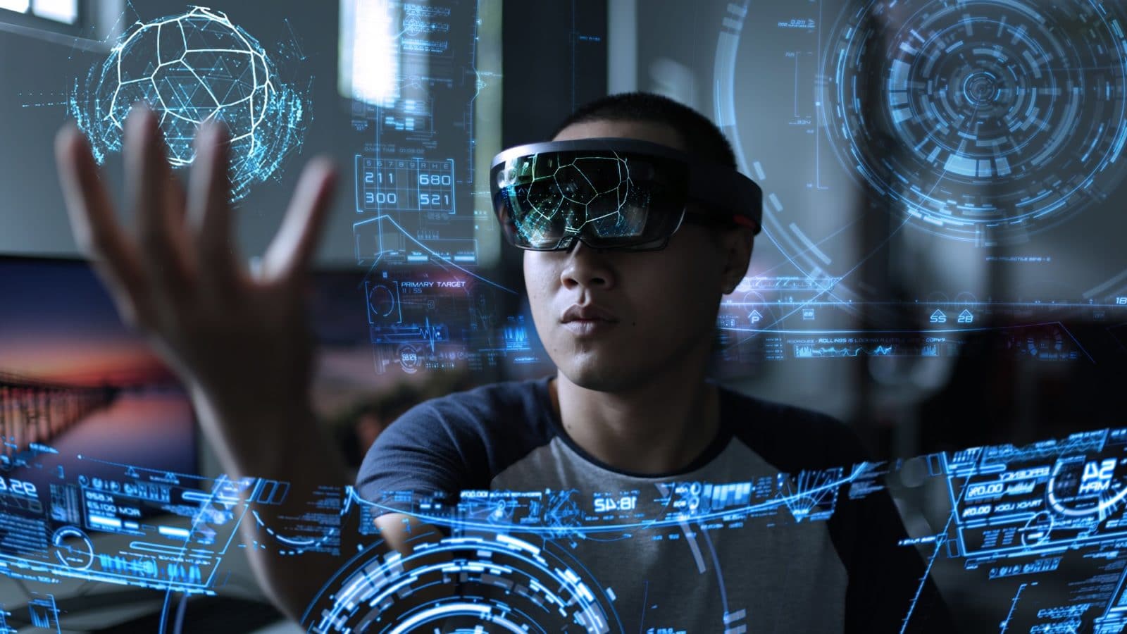 Mann mit Datenbrille spielt mit virtuellen Elementen in seiner Umgebung