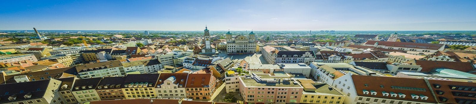 Blick über die Stadt Augsburg mit historischer Innenstadt, Rathaus, Dom und Perlachturm