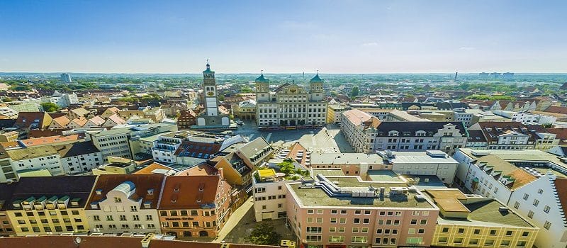 Blick über die Stadt Augsburg mit historischer Innenstadt, Rathaus, Dom und Perlachturm