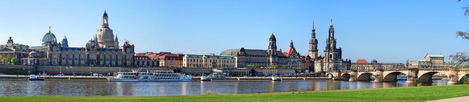 Blick auf die Elbmetropole Dresden mit typischem Stadtbild inklusive Frauenkirche