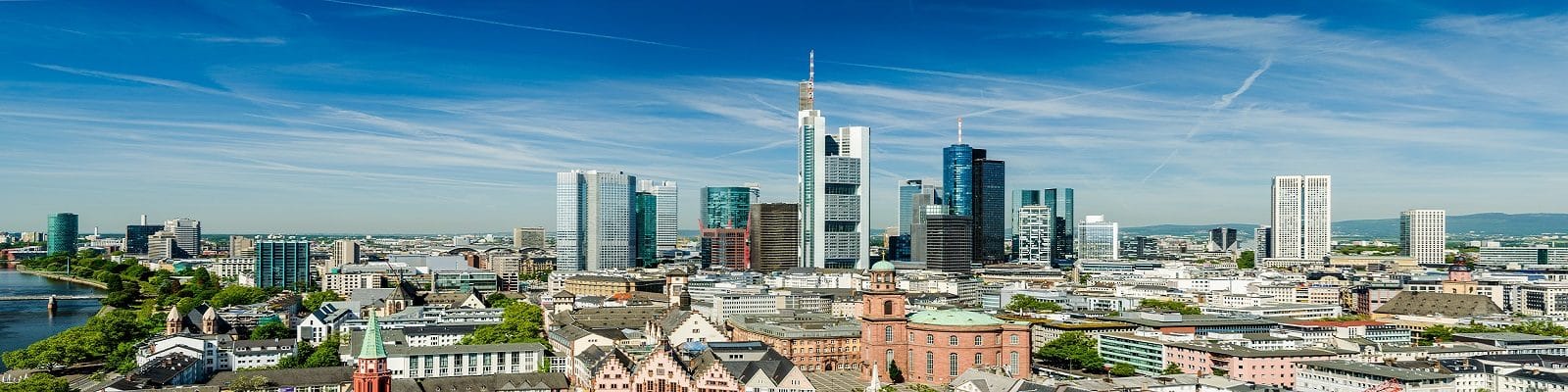 Blick über die Finanzmetropole Frankfurt am Main mit Skyline