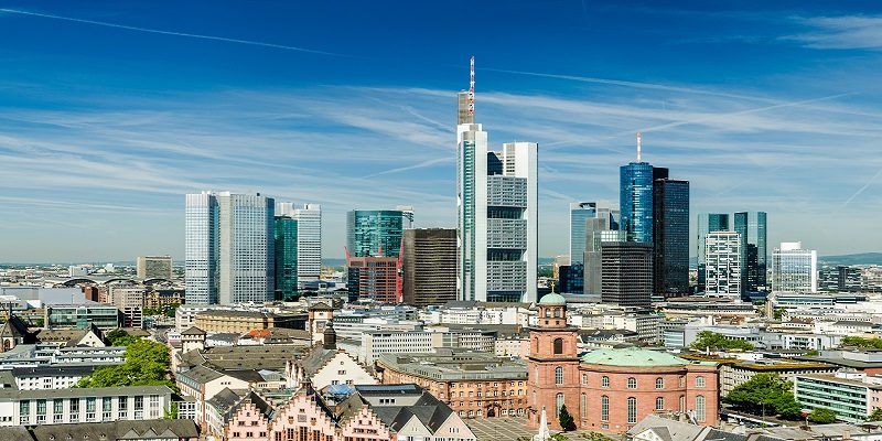 Blick über die Finanzmetropole Frankfurt am Main mit Skyline
