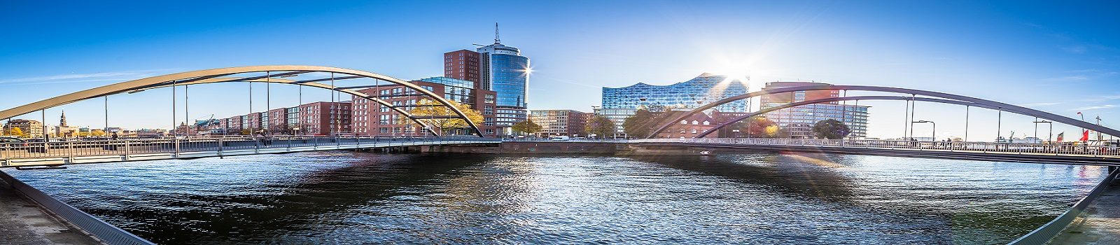 Blick über Hamburg mit Elbe und Elbphilharmonie