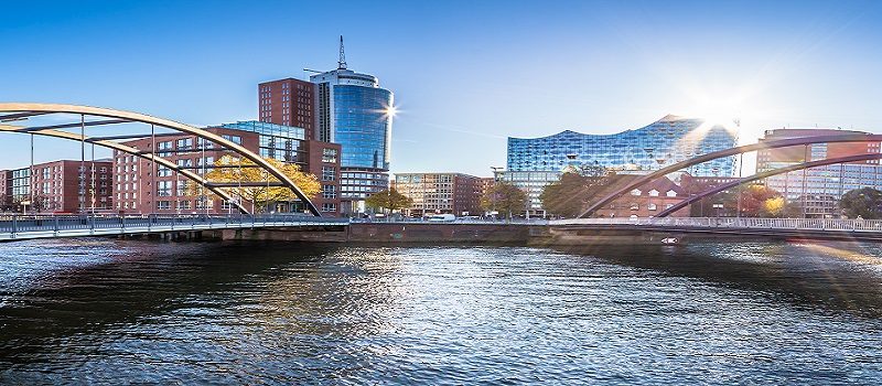 Blick über Hamburg mit Elbe und Elbphilharmonie