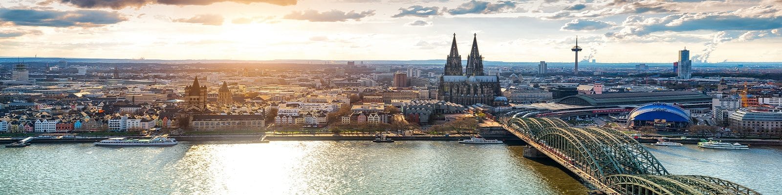 Blick über Köln mit Rhein, Dom und Hohenzollerbrücke
