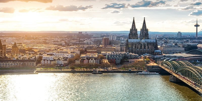 Blick über Köln mit Rhein, Dom und Hohenzollerbrücke